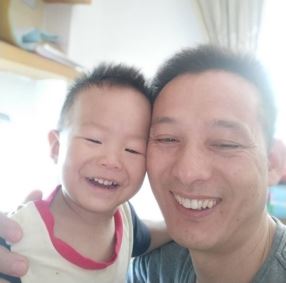 G. Dai Xuebing i njegov sin 
