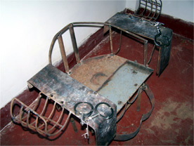  Metalna stolica, sredstvo za mučenje Falun Dafa praktikanata u radnome logoru