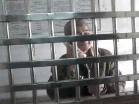 Gosp. Liao Songlin vezan lisicama snimljen u sobi za posjetioce zatvora Jinshi 2008. godine 