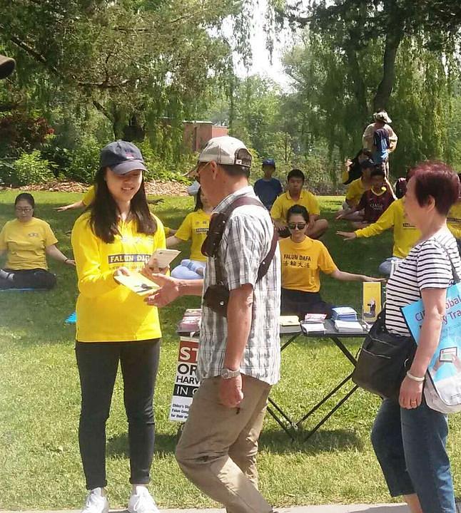 Objašnjavanje  Falun Gonga posjetiocima