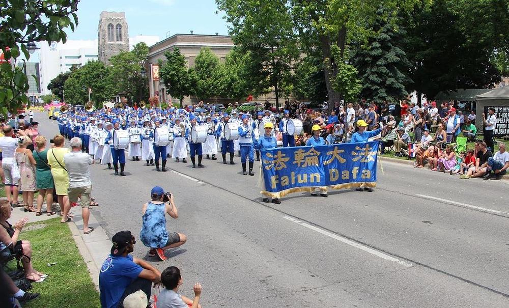 Falun Gong praktikanti nastupaju na paradi