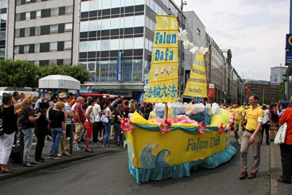 Pokretni splav sa Falun Gong grupom