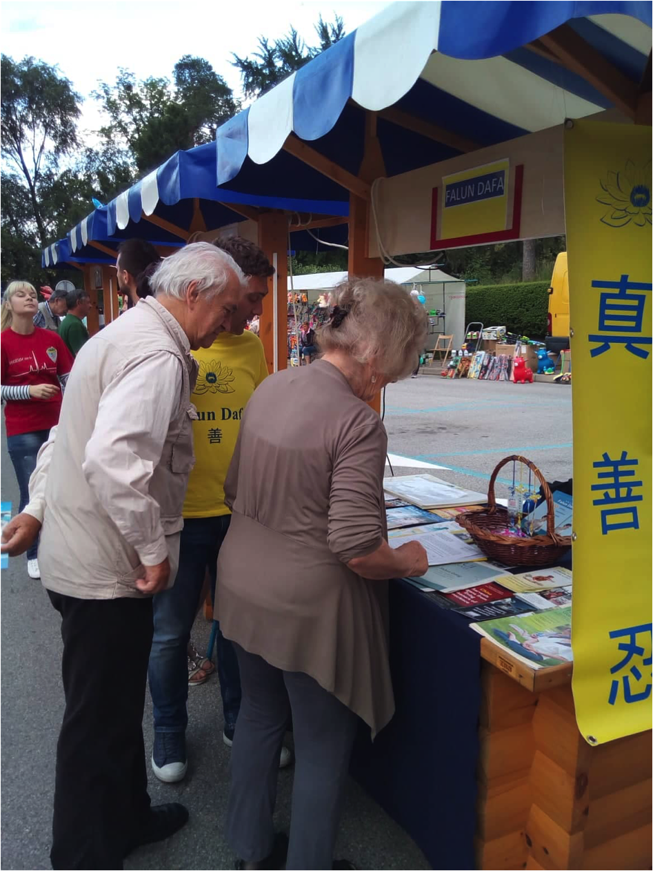 Prolaznici potpisuju peticiju protiv žetve organa u Kini