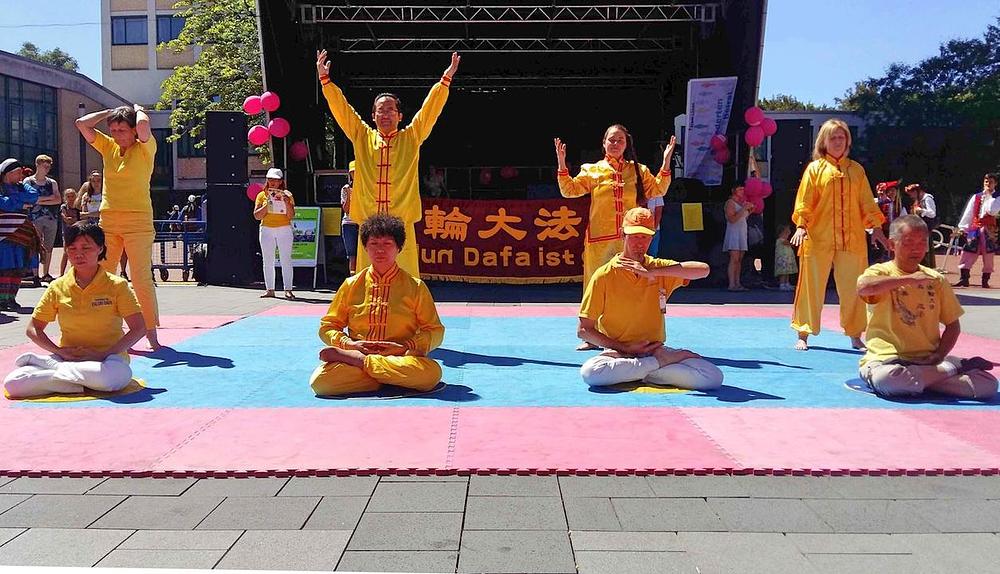 Falun Gong praktikanti demonstriraju izvođenje vježbi.