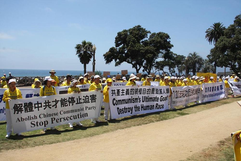 Grupne vježbe i skup praktikanata Falun Gonga na državnoj plaži Santa Monica.