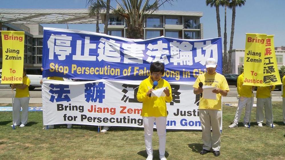 Gospođa Zhou Zi, bivša nastavnica engleskog jezika na tehničkoj školi u Pekingu, je bila žrtva progona u Kini, skupa sa članovima svoje porodice.