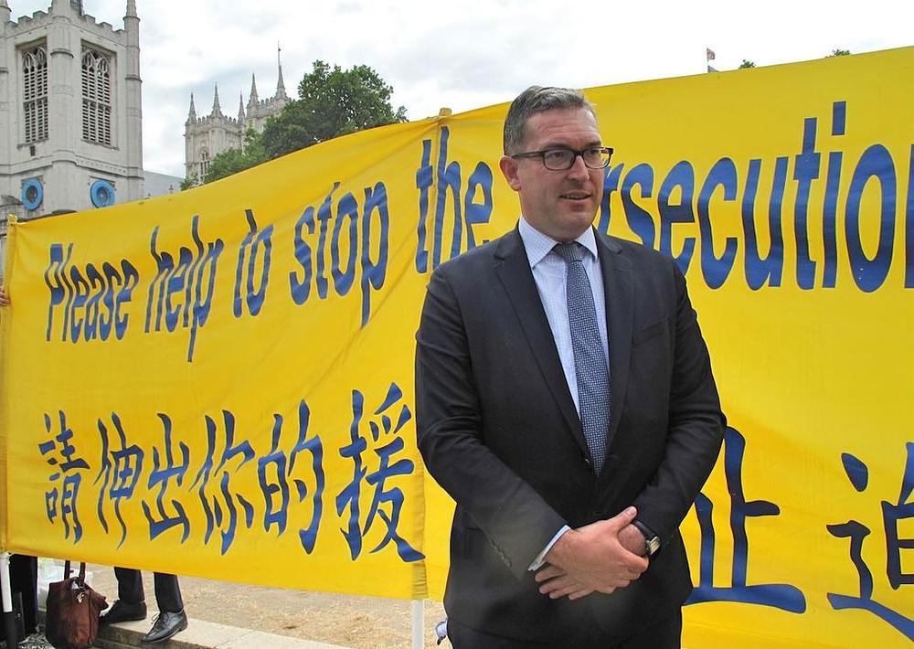 G. Benedikt Rogers, zamenik predsednika Odbora za ljudska prava Konzervativne stranke, i osnivač i predsednik Hong Kong Watch-a, zaustavio se da vidi miran protest pred britanskim parlamentom.