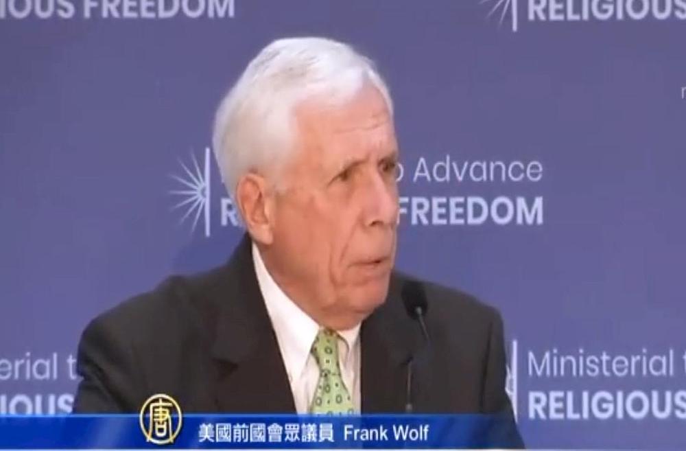 Na sastanku Ministarskog vijeća na temu unapređivanje vjerskih sloboda, Frank Wolf, bivši zastupnik u Kongresu iz države Virginija, je govorio o prisilnoj žetvi organa uzimanih od praktikanata Falun Gonga.