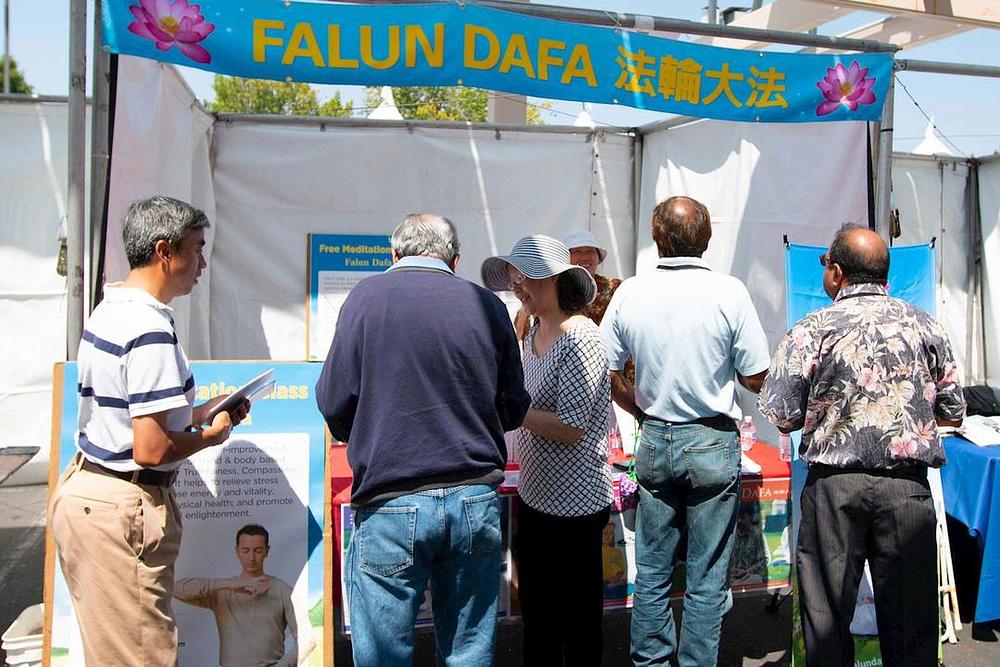 Posjetioci uče o Falun Dafa 