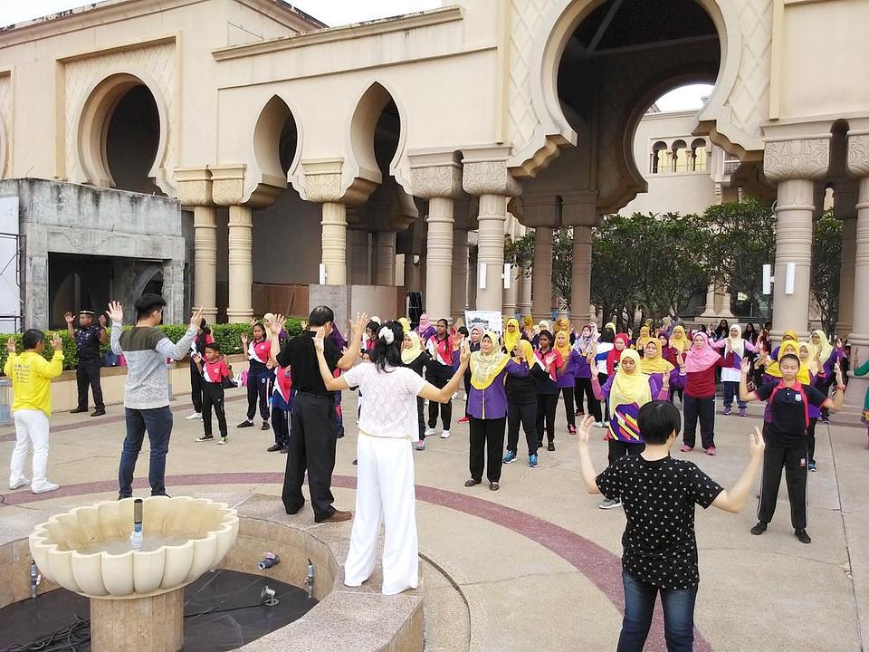 Više od 100 ljudi uči Falun Gong vježbe
