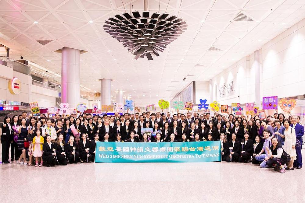 Muzičari Simfonijskog orkestra Shen Yun doputovali su na Tajvan 12. septembra gdje su ih dočekali s transparentima i cvijećem. 