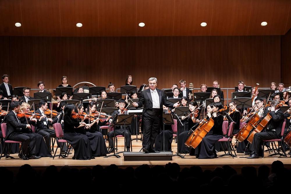 Dirigent Milen Nachev komunicira sa publikom tokom nastupa u Taipeiu 19. septembra 2018. godine.
