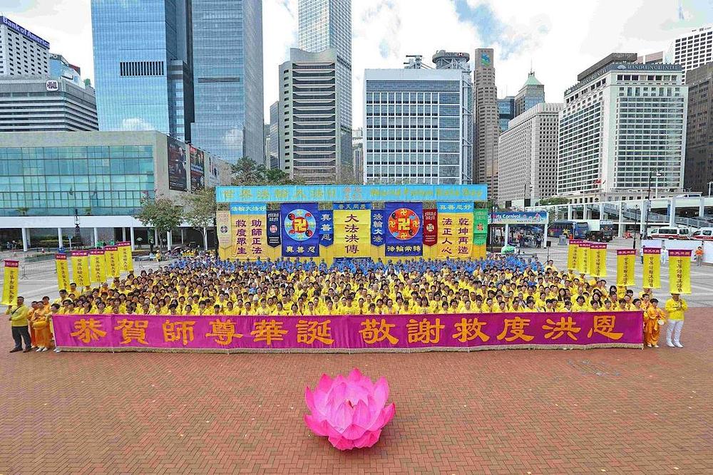 Falun Gong skup na Trgu Edinburgha  održan za proslavu rođendana Učitelja Li Hongzhija i Svjetskog Falun Dafa dana 