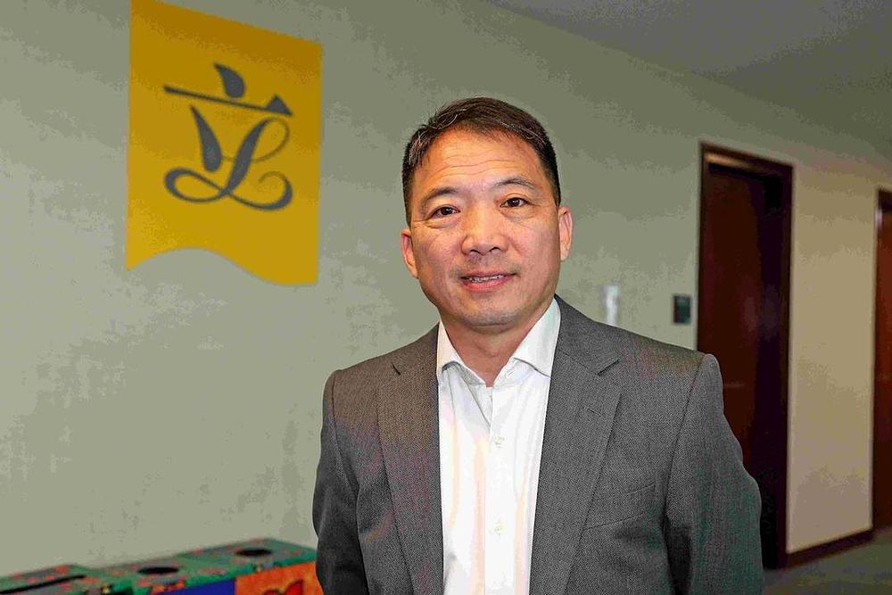 Wu Chi-wai, vijećnik u zakonodavnom vijeću i predsjednik Demokratske stranke, pohvalio je Falun Gong učenje. 
 