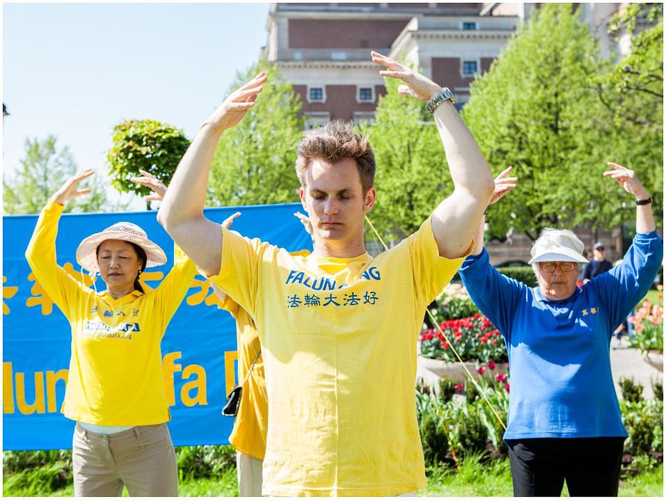 Nicolas na proslavi Svjetskog Falun Dafa dana u Stockholmu
