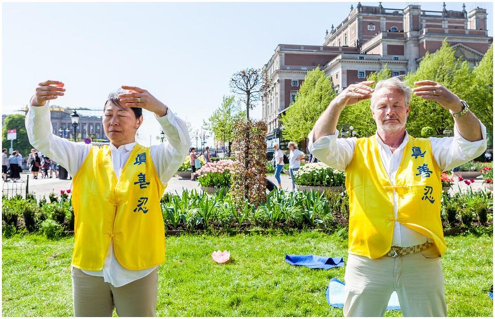 Peter i Bolette na proslavi Svjetskog Falun Dafa dana u Stockholmu