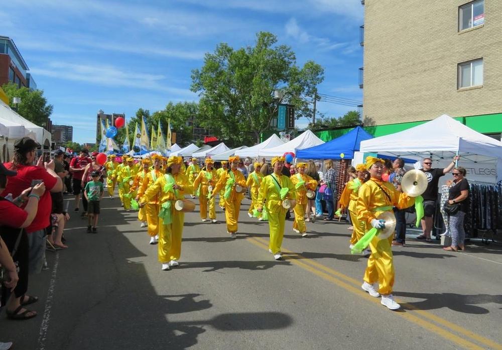 Dobošarska Falun Gong grupa na Festivalu jorgovana. 