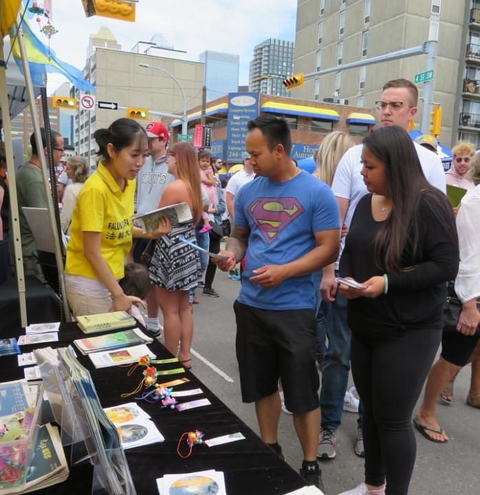 Prolaznici su bili zainteresovani da više saznaju  o Falun Gongu. 