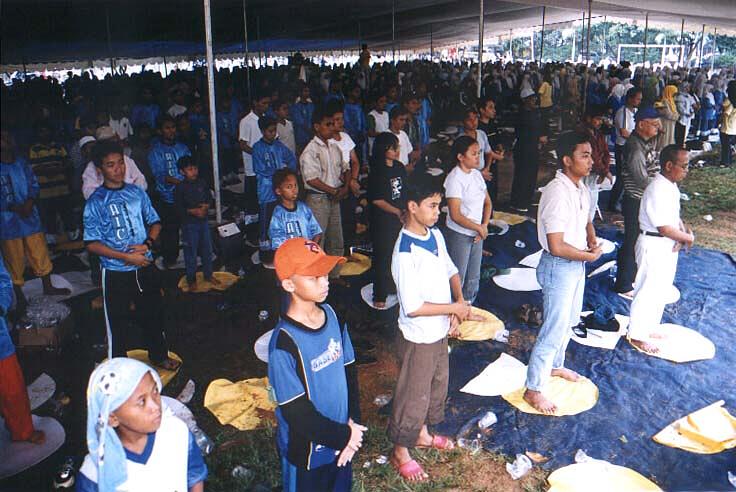 Muškarci muslimani uče i vježbaju  Falun Gong vježbe, Falun se pojavljuje iznad mjesta prakticiranja.  