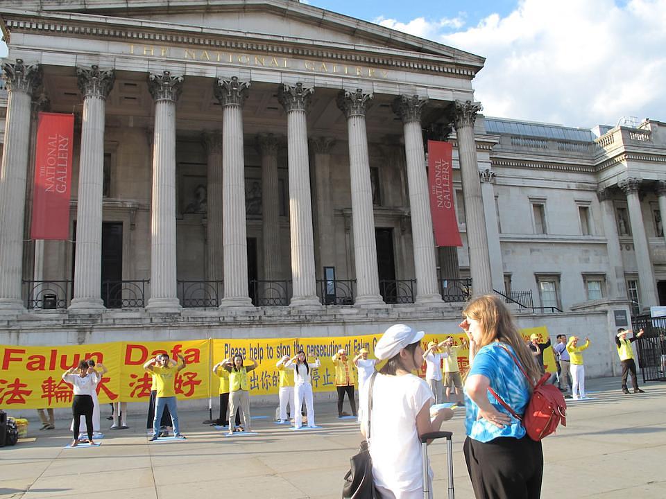 Nicky Bell, lokalna stanovnica, je oštro osudila progon u Kini i potpisala peticiju podrške Falun Gongu. "Nepravedno je da nečiji život bude ugrožen i da se za njega strahuje samo zbog njegovog vjerovanja, vjerovanja koje nikome ne nanosi štetu, rekla je.