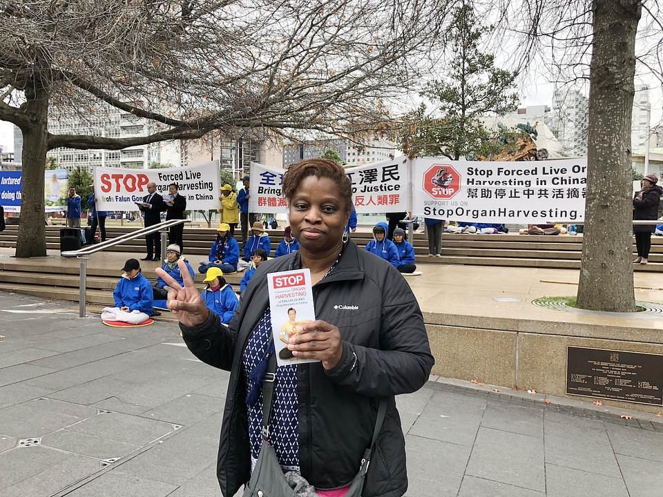 Natina Harris iz SAD je gledala dokumentarni film o zločinima prisilne žetve organa u Kini. Ona se također nada da će više ljudi podići glas podrške Falun Gongu. "Ako svi podrže pravdu, kineska vlada će zaustaviti progon", rekla je. "Svi živimo na ovoj planeti, i trebali bi pomoći jedni drugima."