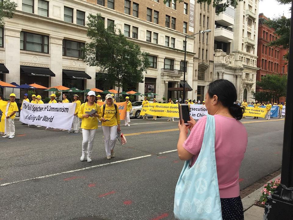 Kinezi turisti slikaju Falun Gong marš 