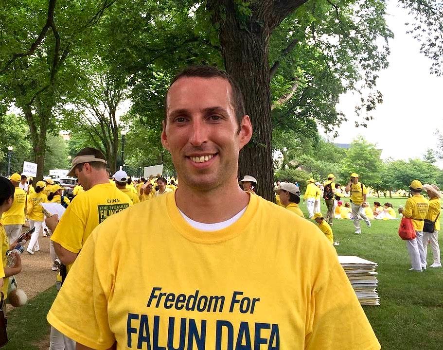 Jerome iz Kanade, star 27 godina, prakticira Falun Gong već pet godina i zahvalan je praksi što mu je pomogla da prestane pušiti i uzimati droge.
 