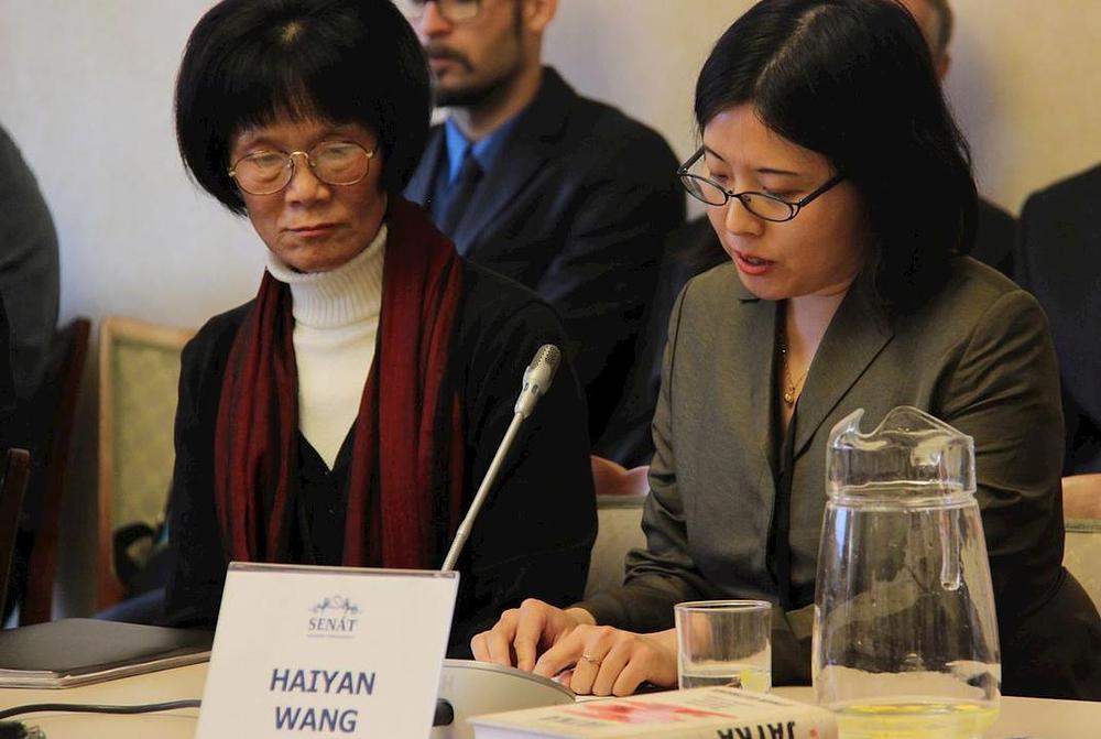 Žrtva mučenja Yumei Liu (levo) i predstavnica World Organization to Investigate the Persecution of Falun Gong, Haiyan Wang 