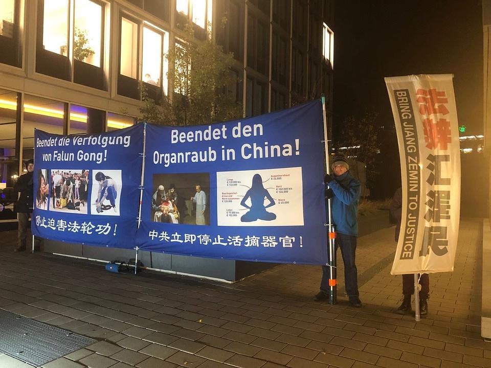 Falun Gong praktikanti s transparentima ispred Hamburškog samita 2018.