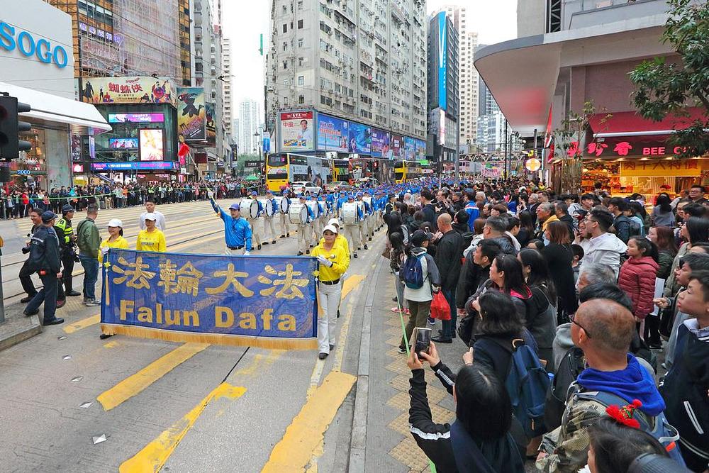 Transparent na kome kineskim znakovima piše "Istinitost-Dobrodušnost-Tolerancija", osnovni principi Falun Gonga.