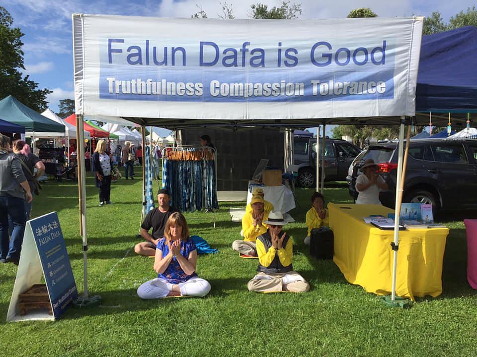 Falun Gong praktikanti su postavili štandove na božićnim sajmovima na Trkalištu Mornington i Warrandyteu u Melbournu u Australiji, 9. i 15. decembra.