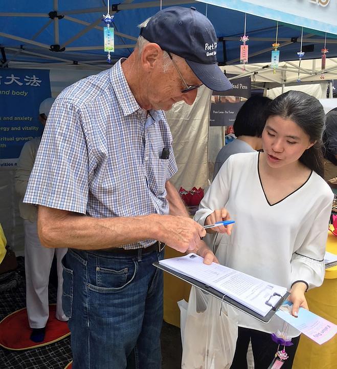 Gary pokazuje svoju podršku za okončanje progona Falun Gonga u Kini 