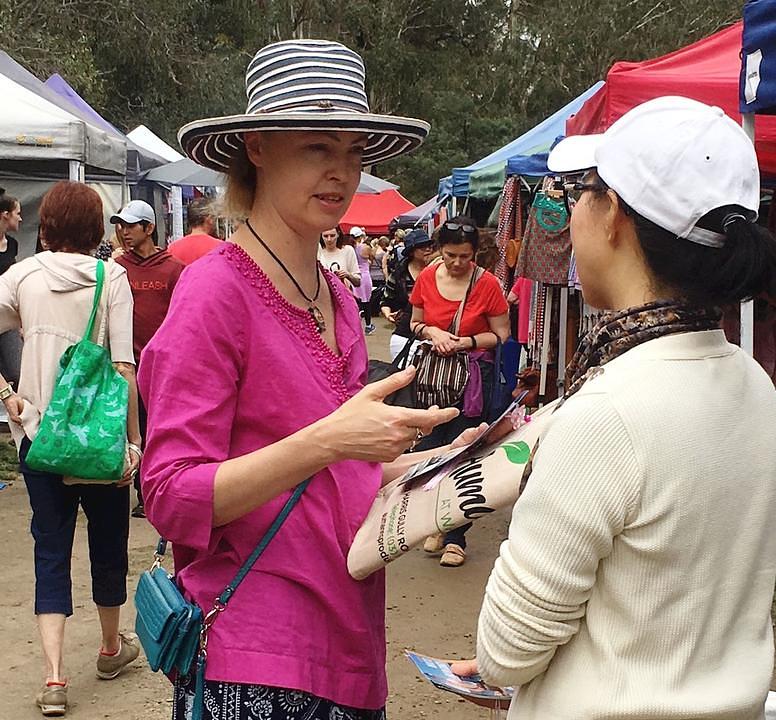 Taniya (lijevo) je ponudila da sa prijateljima iz svoje zajednice podijeli informacije o Falun Gongu. 