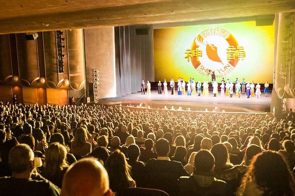 Poziv za izlazak pred pozorišnu zavjesu Shen Yun New York Company u Centru za scenske umjetnosti u San Hozeu, Kalifornija, 28. decembra 2018. godine.