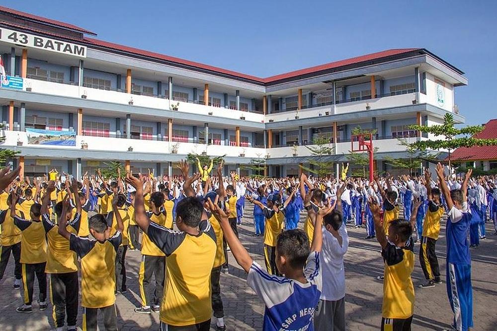 Učenici na otoku Batam u Indoneziji uče Falun Gong vježbe

 
