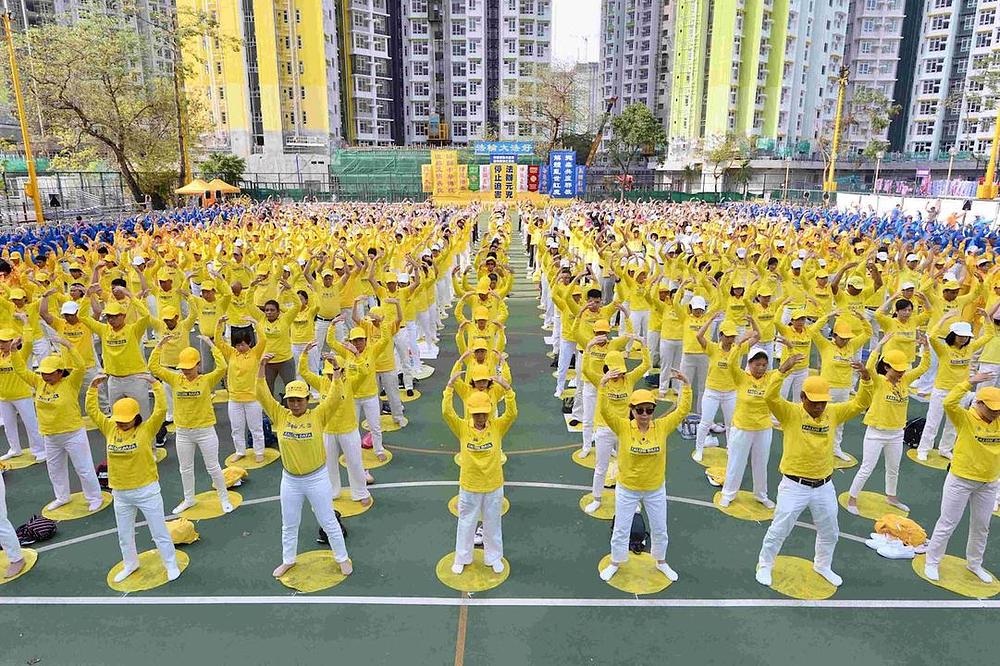 Falun Gong praktikanti zajedno izvode vježbe
 