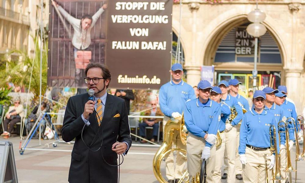 Praktikanti Falun Gonga su u Njemačkoj. 4. oktobra održali miting na Marienplatzu, u Minhenu. 