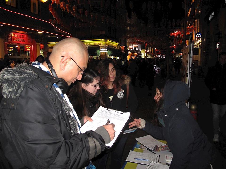 Potpisivanje peticije za podršku mirnom otporu Falun Gonga.
