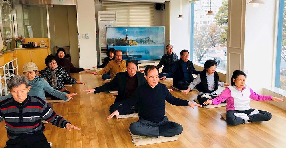 Novi praktikanti uče petu Falun Gong vježbu - sjedeću meditaciju
 