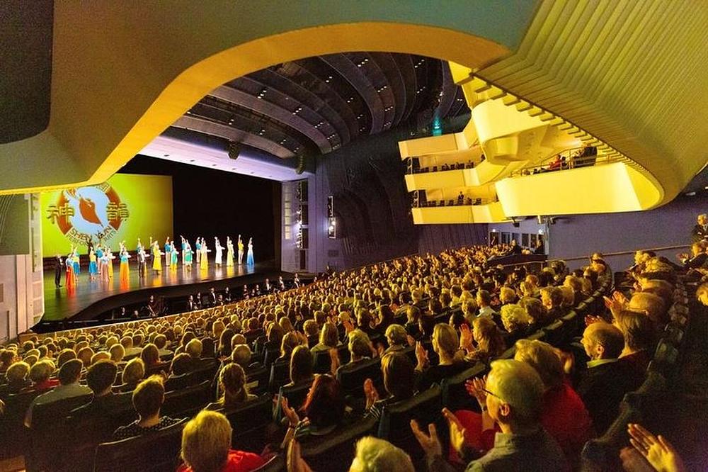 Poziv gledalaca umjetnicima Shen Yun International Company da izađu pred pozorišnu zavjesu u Aalto-Teatru Essen u Essenu, Njemačka, 12. februara