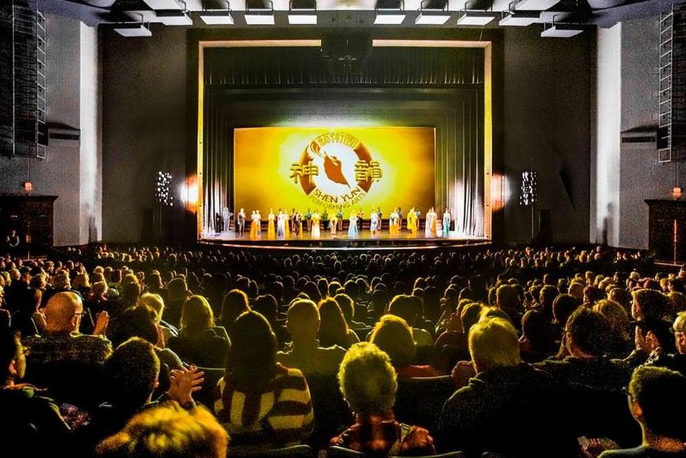 Poziv gledalaca umjetnicima Shen Yun International Company da izađu pred pozorišnu zavjesu u dvorani Rosemont Theatre u Rosemontu, Illinois, 17. veljače