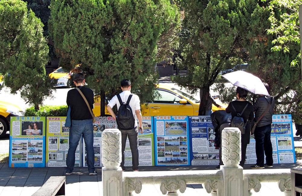 Falun Gong praktikanti su počeli postavljati izložbene panele ispred Muzeja Nacionalne palače na Tajvanu još od 2002. U razdoblju većem od jedne decenije mnogi su kineski turisti ovdje saznali za progon Falun Gonga.