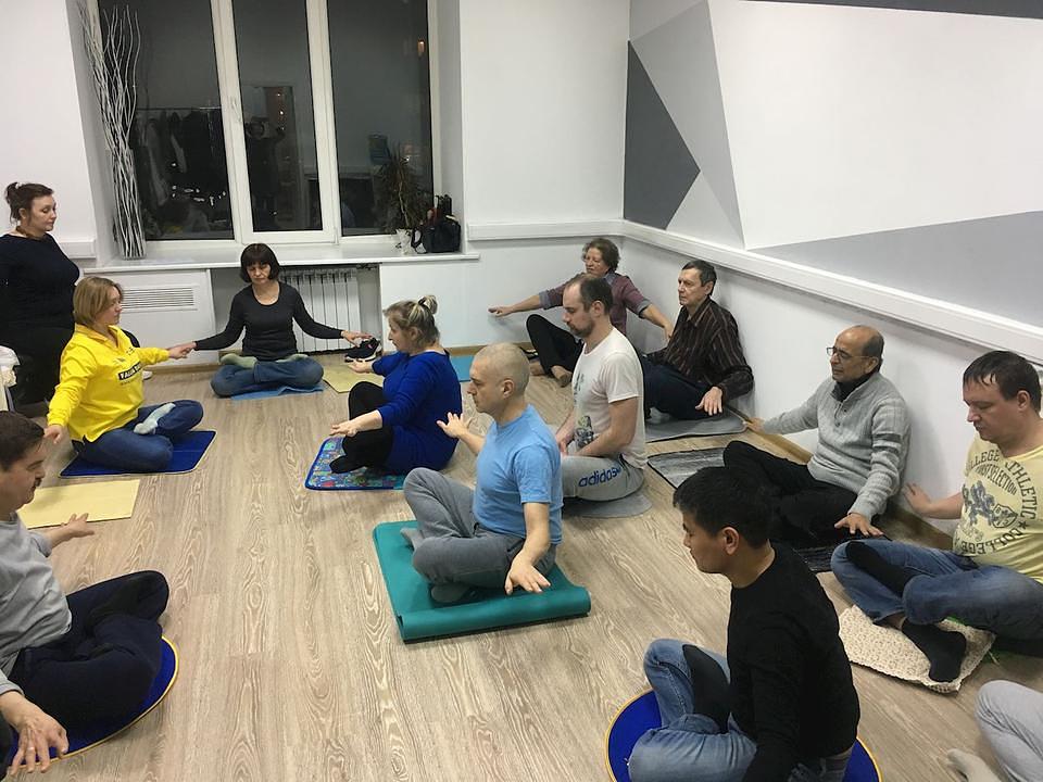 Učesnici radionice uče pet Falun Dafa vježbi.