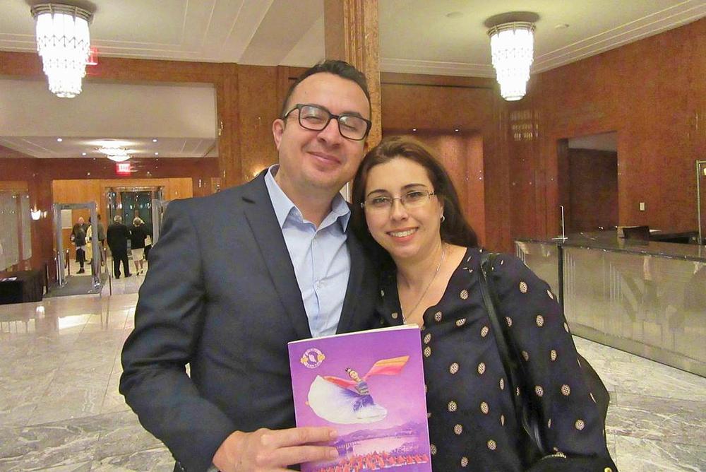 Andres Gonzalez, viši urednik emisije vijesti na KLAS TV u Las Vegasu, sa suprugom u Smith Centru za scenske umjetnosti u Las Vegasu, Nevada, 8. marta 2019. godine. 