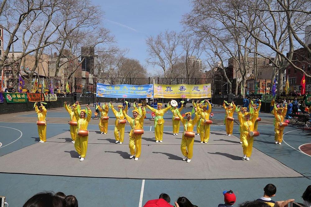 7. april, 2019 - Njujorški Falun Gong praktikanti proslavljaju dolazak proljeća tradicionalnom kineskom kulturom kroz muziku i ples u Kineskoj četvrti na Manhattanu. 