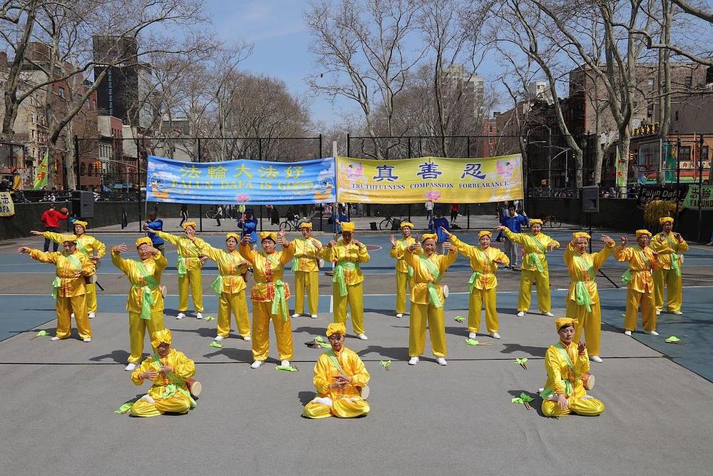 Praktikanti pokazuju Falun Gong vježbe
 