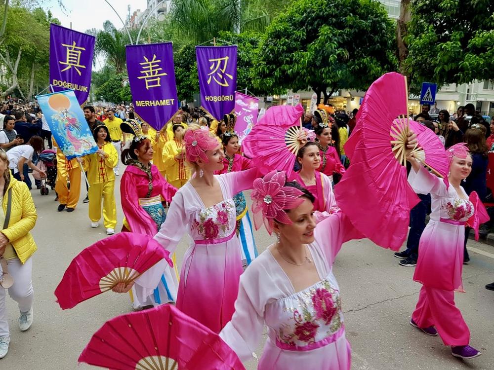 Praktikanti su donijeli šareni sklad u povorku, obučeni u tradicionalne kineske kostime. 