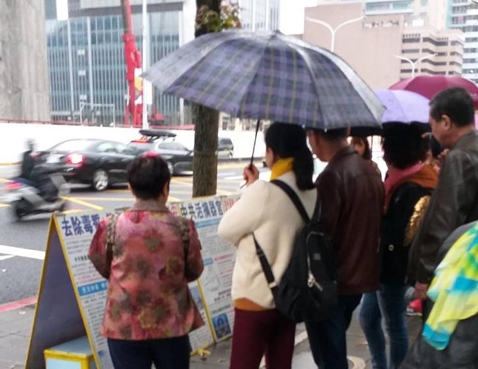 Turisti se zaustavljaju kako bi čitali izložene panele o ovoj praksi i progonu u Kini koje su postavili praktikanti Falun Gonga.