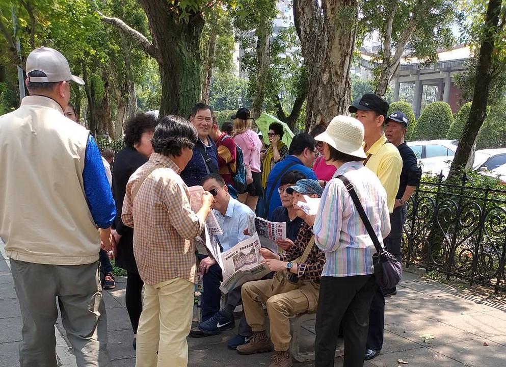Falun Gong praktikanti nude informacije o ovoj praksi i progonu u Kini. Oni također pokazuju put i pomažu turistima.