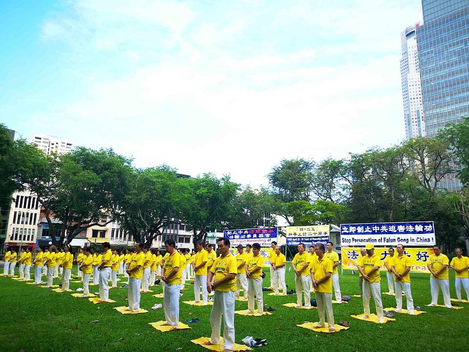 Praktikanti su 15. aprila demonstrirali Falun Gong vježbe u parku Hong Lim.
